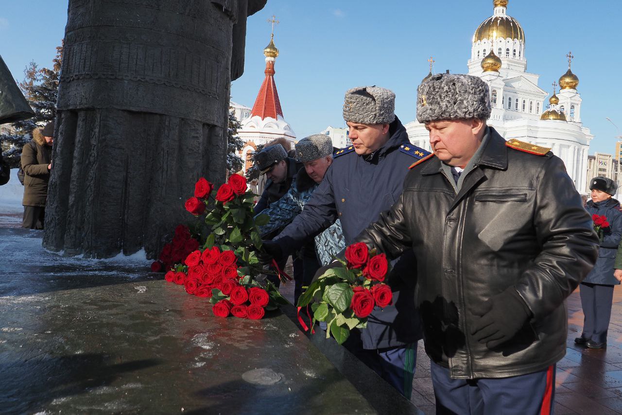 Прокурор республики Сергей Лапин почтил память павших защитников Отечества Прокурор республики Сергей Лапин почтил память павших защитников Отечества