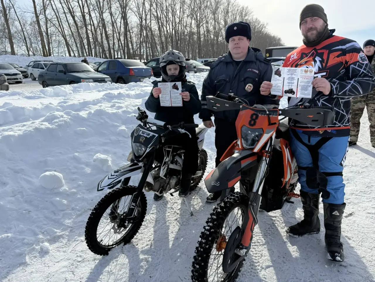 Сотрудники отделения Госавтоинспекции ММО МВД России «Чамзинский» посетили «Зимний мотокросс» и провели информационно-пропагандистскую акцию «Мотоцикл и ребенок: учимся беречь жизнь» Сотрудники отделения Госавтоинспекции ММО МВД России «Чамзинский» посетили «Зимний мотокросс» и провели информационно-пропагандистскую акцию «Мотоцикл и ребенок: учимся беречь жизнь»