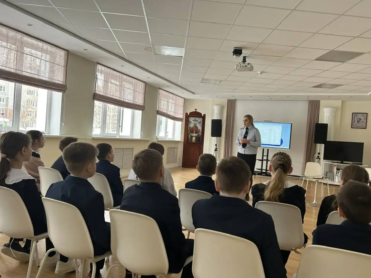 В канун Дня защитника Отечества в отделении «Семейный многофункциональный центр» ГКУСО РМ «Республиканский социальный приют для детей и подростков “Надежда”состоялась встреча учащихся 7-х классов с сотрудниками... В канун Дня защитника Отечества в отделении «Семейный многофункциональный центр» ГКУСО РМ «Республиканский социальный приют для детей и подростков “Надежда”состоялась встреча учащихся 7-х классов с сотрудниками...