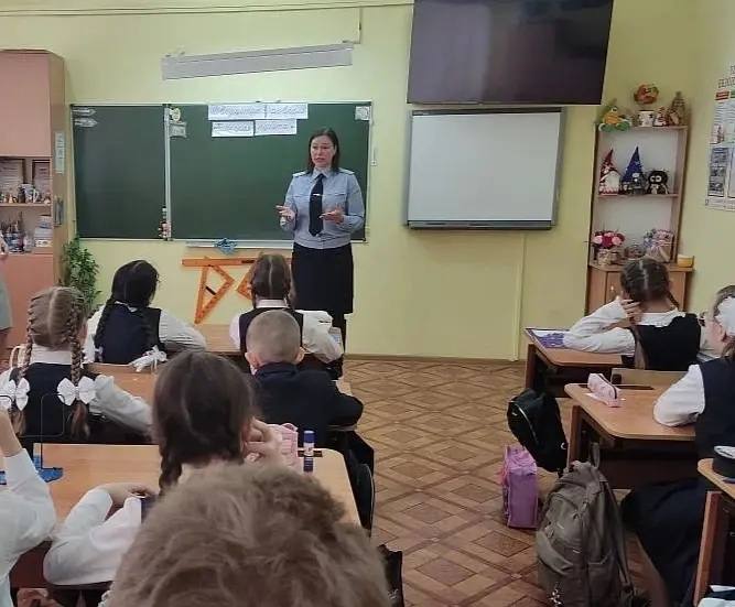 Сотрудниками Госавтоинспекции продолжается работа по профилактике детского дорожно-транспортного травматизма с учащимися образовательных организаций Сотрудниками Госавтоинспекции продолжается работа по профилактике детского дорожно-транспортного травматизма с учащимися образовательных организаций