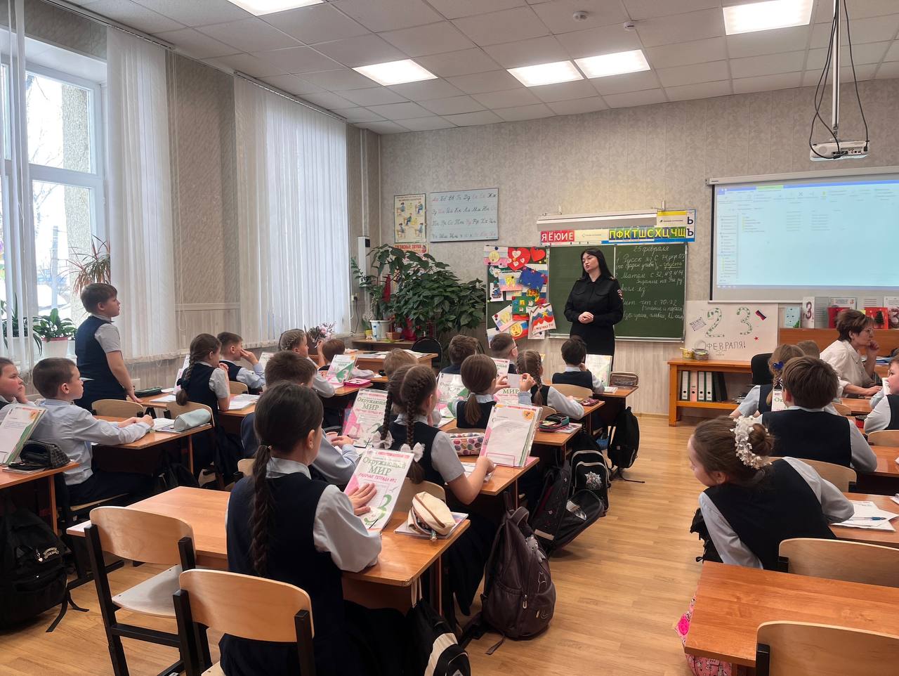 Сотрудниками Госавтоинспекции продолжается работа по профилактике детского дорожно-транспортного травматизма с учащимися образовательных организаций Сотрудниками Госавтоинспекции продолжается работа по профилактике детского дорожно-транспортного травматизма с учащимися образовательных организаций