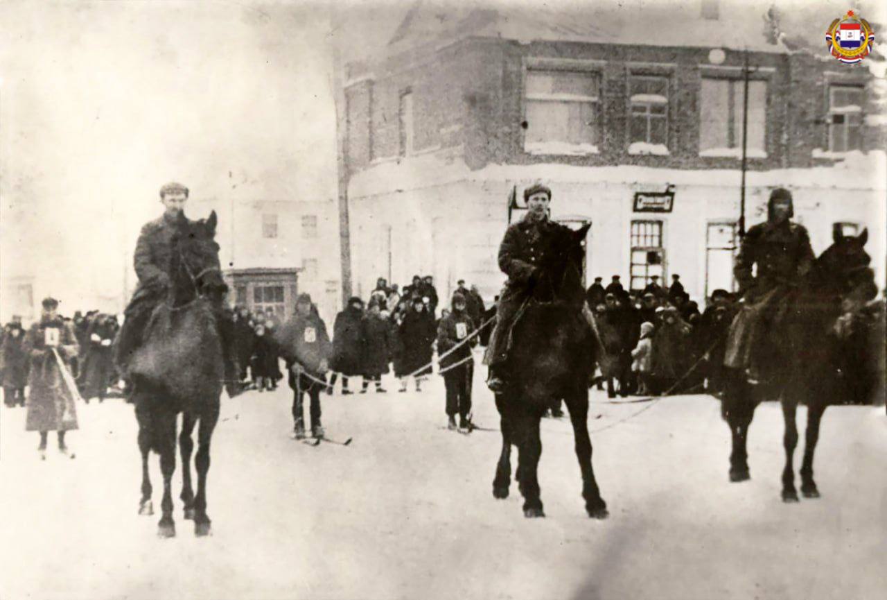 #ИсторическаяМордовия. 24 февраля 1940 год, Советская площадь Саранска Военизированная лыжная эстафета в честь Дня Красной армии и Военно-морского флота в составе 5 команд