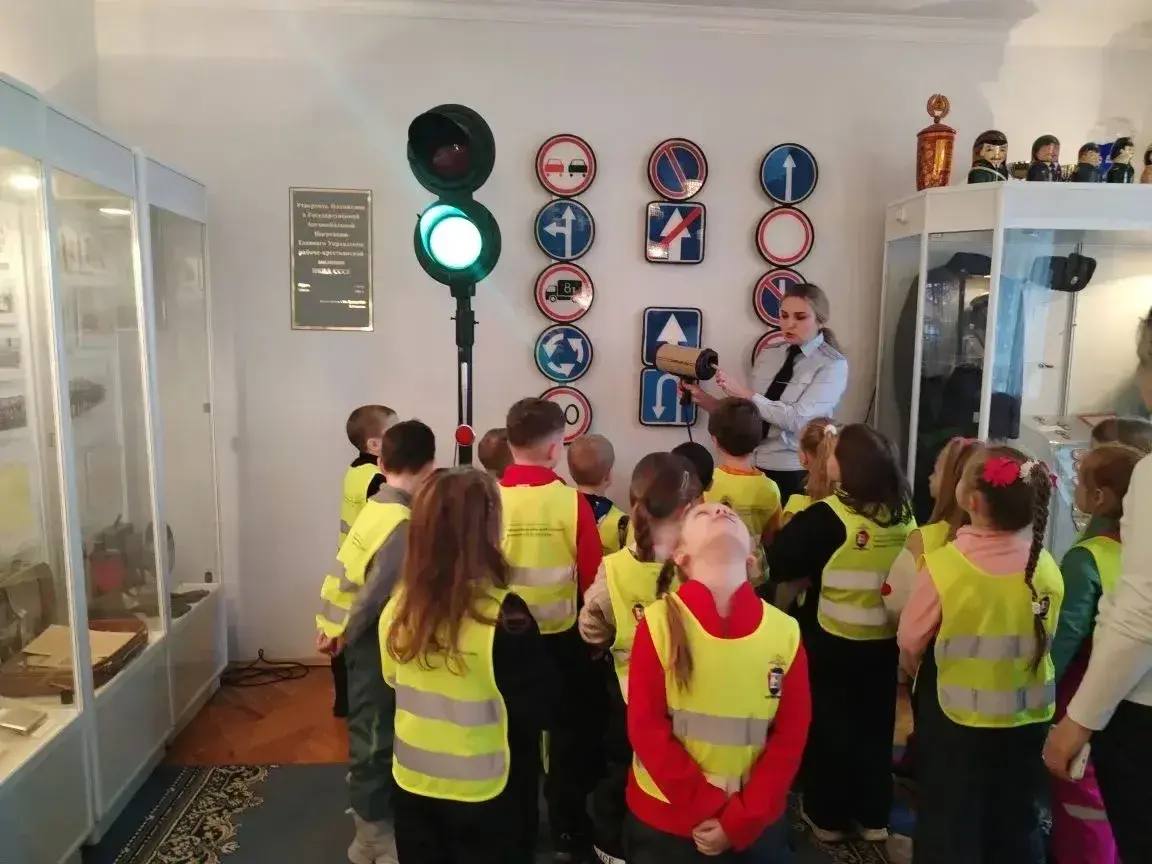 Воспитанники детского сада № 103 побывали в музее Госавтоинспекции, где для них провели познавательную экскурсию Воспитанники детского сада № 103 побывали в музее Госавтоинспекции, где для них провели познавательную экскурсию