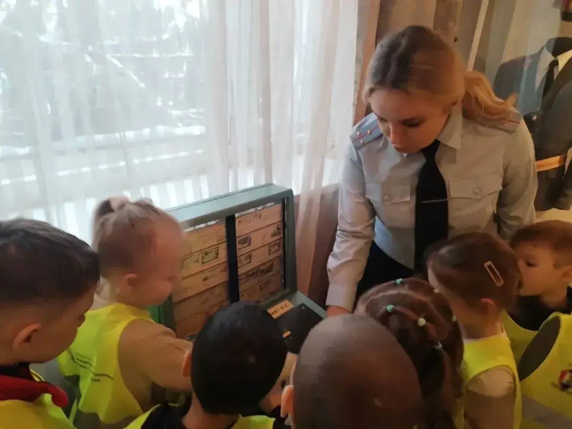 Воспитанники детского сада № 103 побывали в музее Госавтоинспекции, где для них провели познавательную экскурсию Воспитанники детского сада № 103 побывали в музее Госавтоинспекции, где для них провели познавательную экскурсию