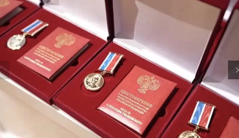 Участник вокально-инструментальной группы «Отечество» Дмитрий Топтунов из Чамзинского района Мордовии награжден медалью имени Александра Твардовского