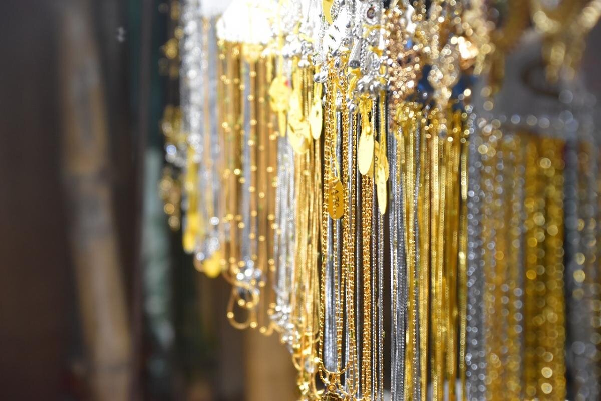 Золото и серебро: как создать стильный образ без предрассудков