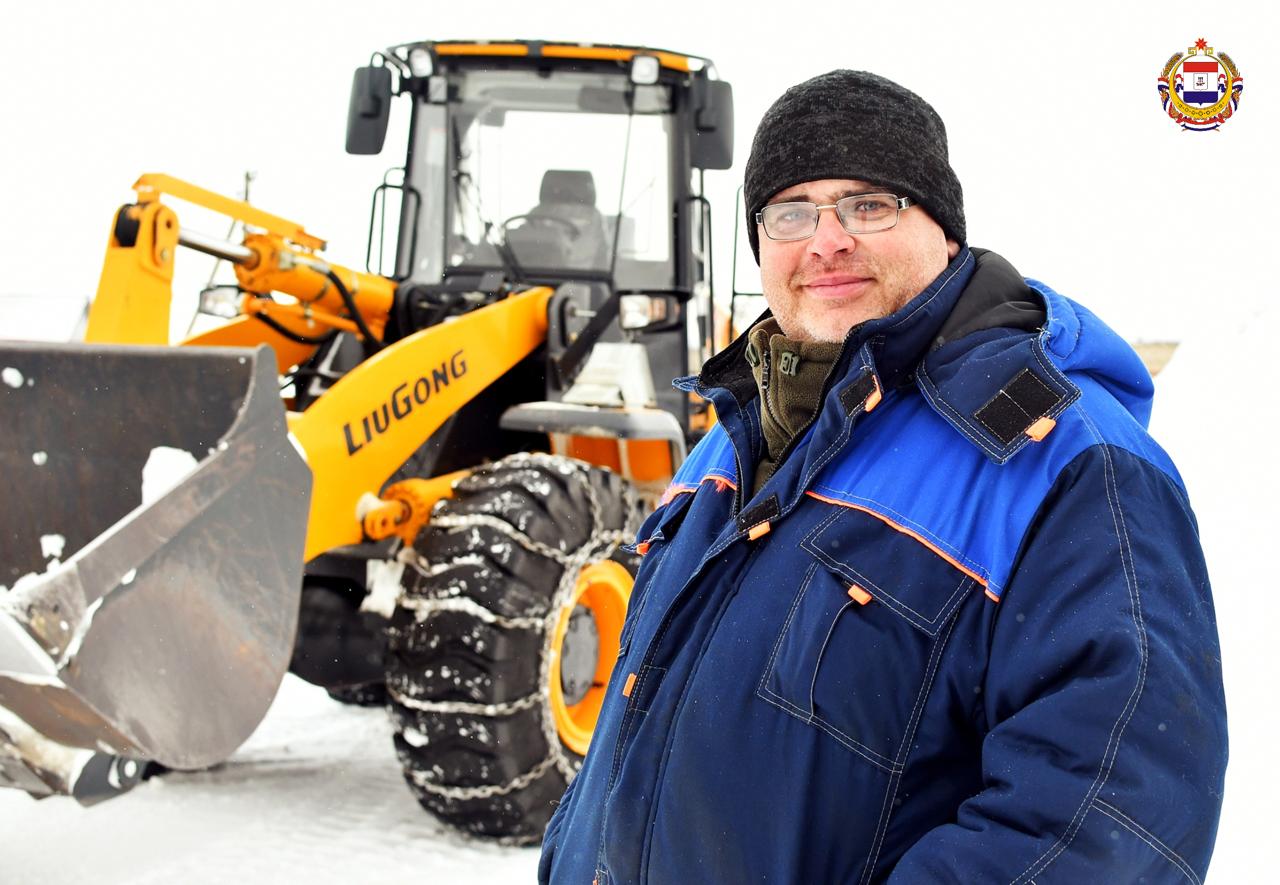 Трактор против метели. Когда зима в республике берёт своё, на дороги выходят те, кто не привык жаловаться