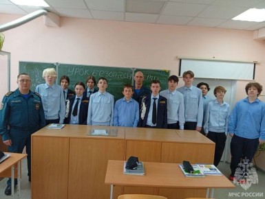 Инспекторы ГИМС МЧС России продолжают свою важную работу, проводя беседы в образовательных учреждениях