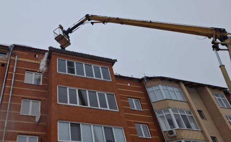 В Саранске промышленные альпинисты и спецтехника продолжают очистку кровель многоквартирных домов от снега и наледи