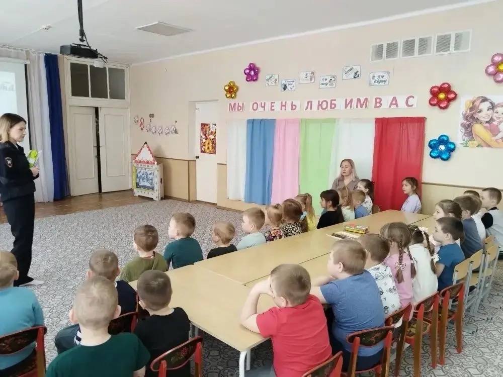 В рамках рейдового мероприятия «Внимание, дети» инспектор по пропаганде безопасности дорожного движения отделения Госавтоинспекции ММО МВД России «Чамзинский» посетила детей МБДОУ «Детский сад» Планета детства»... В рамках рейдового мероприятия «Внимание, дети» инспектор по пропаганде безопасности дорожного движения отделения Госавтоинспекции ММО МВД России «Чамзинский» посетила детей МБДОУ «Детский сад» Планета детства»...