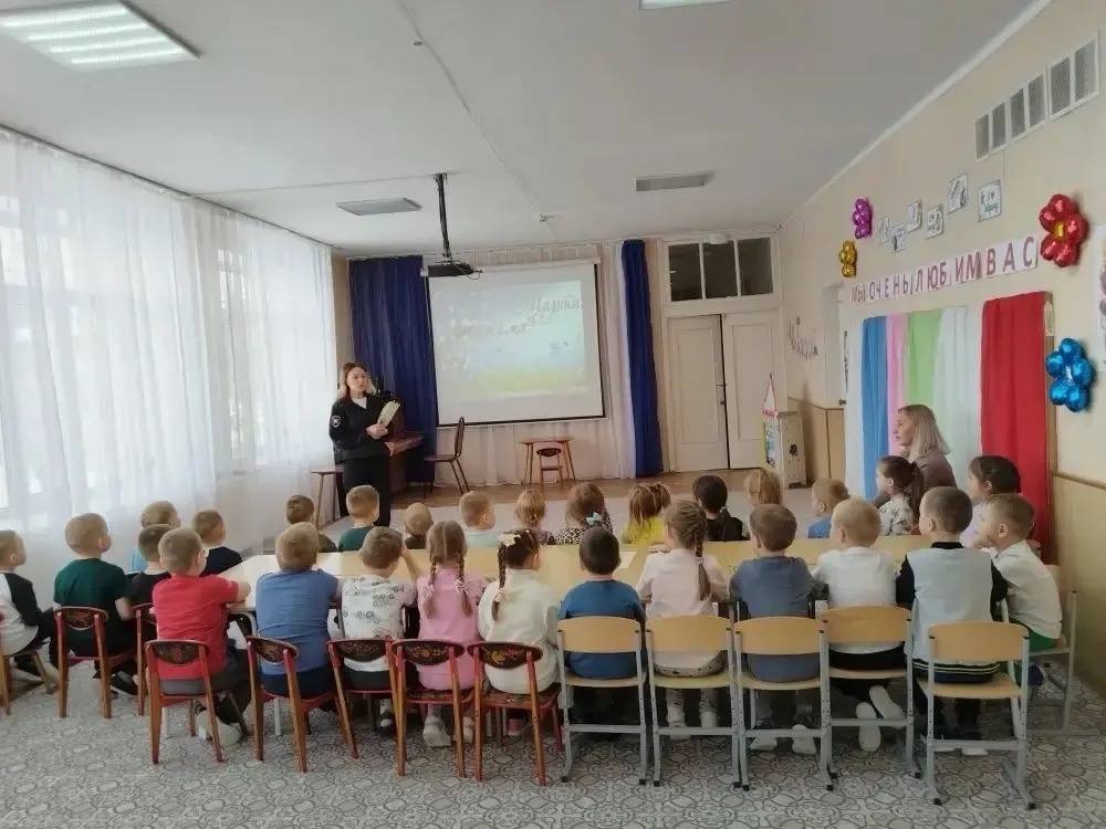В рамках рейдового мероприятия «Внимание, дети» инспектор по пропаганде безопасности дорожного движения отделения Госавтоинспекции ММО МВД России «Чамзинский» посетила детей МБДОУ «Детский сад» Планета детства»... В рамках рейдового мероприятия «Внимание, дети» инспектор по пропаганде безопасности дорожного движения отделения Госавтоинспекции ММО МВД России «Чамзинский» посетила детей МБДОУ «Детский сад» Планета детства»...