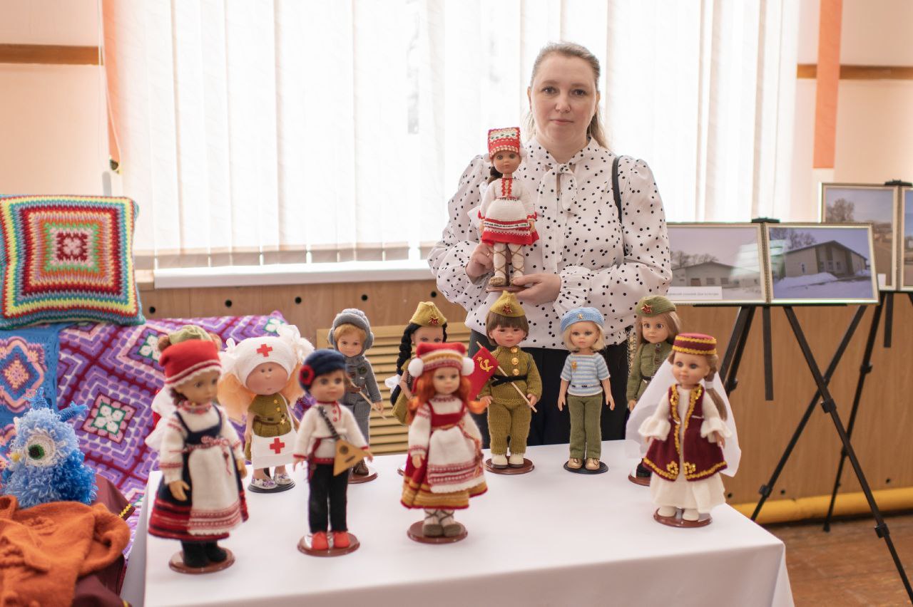 Татьяна Ларева из Дубенского района вяжет костюмы для кукол