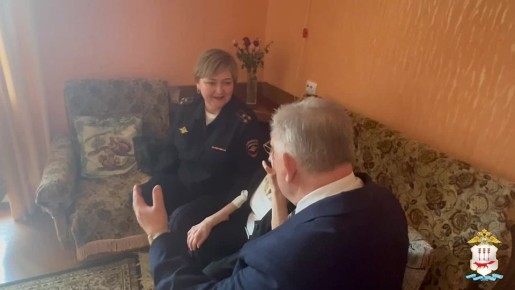 В МВД по Республике Мордовия поздравили 89-летнюю ветерана службы с весенним праздником и вручили заслуженную награду