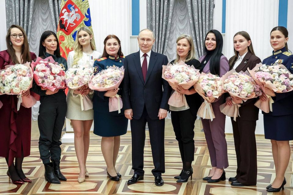 В преддверии Международного женского дня в Кремле прошла встреча Владимира Путина с женщинами, которые сегодня вносят свой вклад в Победу в специальной военной операции – как на передовой, так и в тылу