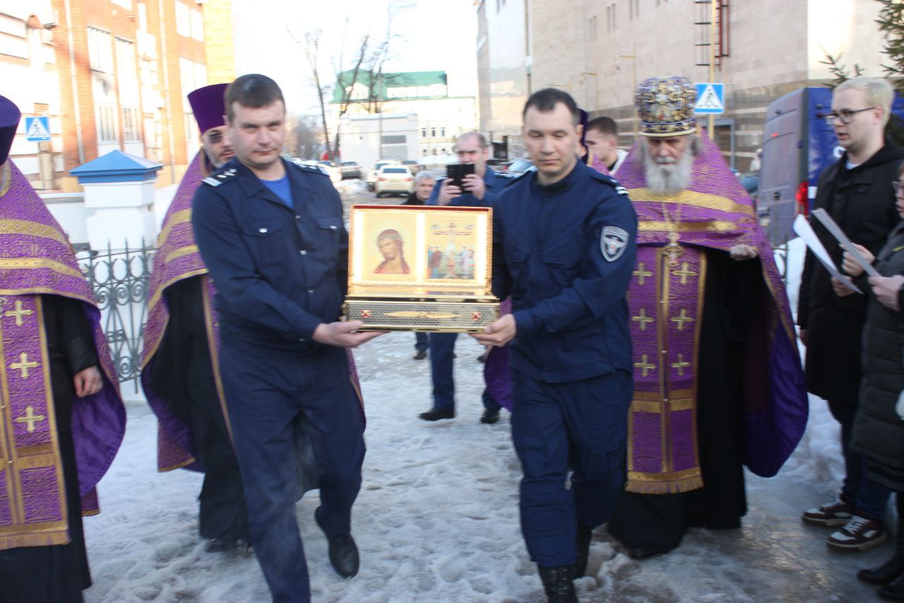 Сегодня в Саранске встретили одни из величайших святынь христианского мира: ковчег с частицей Тернового венца нашего Спасителя, Иисуса Христа, и с частицей Животворящего Креста Господня