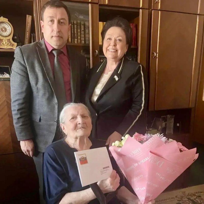 Заместитель Председателя Госсобрания Мордовии Наталья Долматова поздравила долгожительницу из Саранска