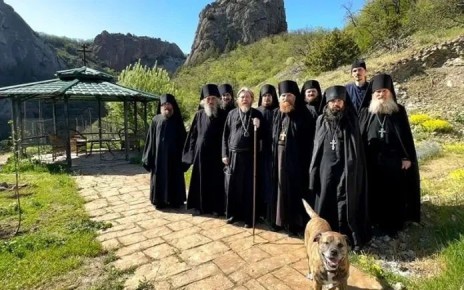 «На добрую память Виктору, настоятелю Покровского храма села Пермиси, Мордовия, от инока Серафима (Храпко) … Кизилташ. Октябрь, 2025 г.» — это короткая надпись на папке со стихами