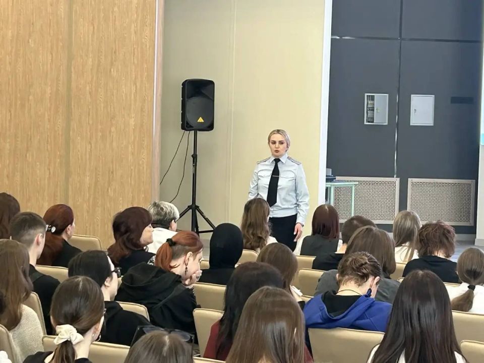 Сотрудники Управления Госавтоинспекции и Центра организации дорожного движения Республики Мордовия провели профилактическую беседу со студентами на тему: «Дорога не прощает ошибок»