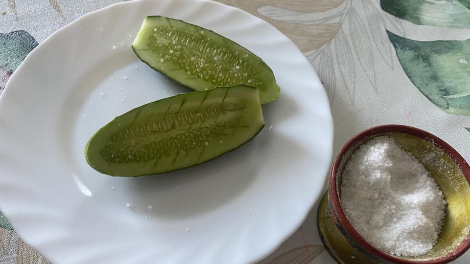 Как уксус помогает сохранить огурцы свежими до конца сезона