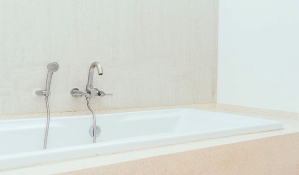 Как бюджетно вернуть белизну эмали ванны: простые и эффективные методы