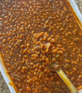 Ковбойская печеная фасоль: простое блюдо с мясом и ароматом юго-запада