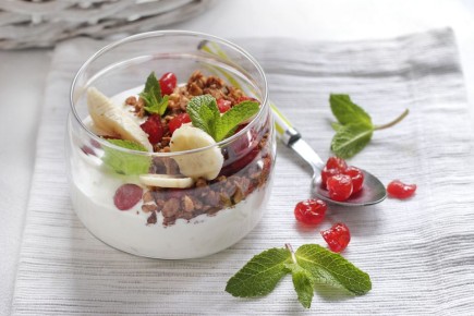Вкусный уикенд: Йогурт с ореховой гранолой и бананами