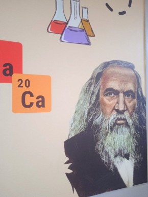 Портрет Дмитрия Ивановича Менделеева из школы "Высота" в Саранске вдохновляет нас на новые успехи в начале новой рабочей недели