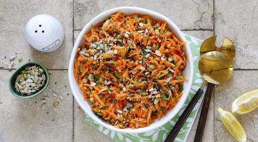 Лёгкий салат из молодой моркови с петрушкой и лимоном