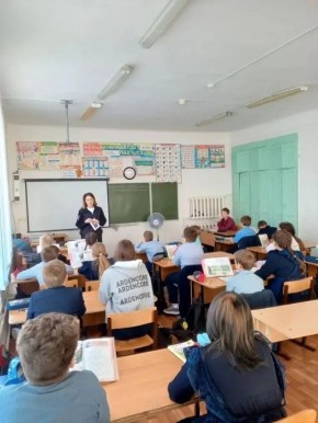 Инспектор по пропаганде БДД отделения Госавтоинспекции ММО МВД России «Чамзинский» в рамках рейдового мероприятия «Внимание, дети!» посетила учащихся МБОУ «Лицей №1» р.п. Чамзинка