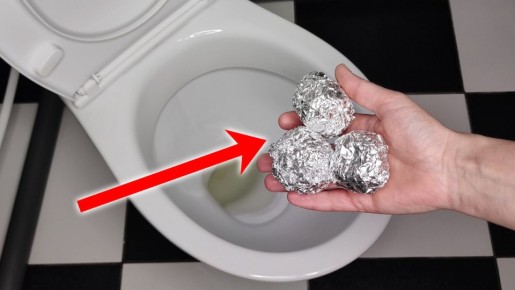 Эффективное средство для чистоты унитаза: простые шарики из алюминиевой фольги