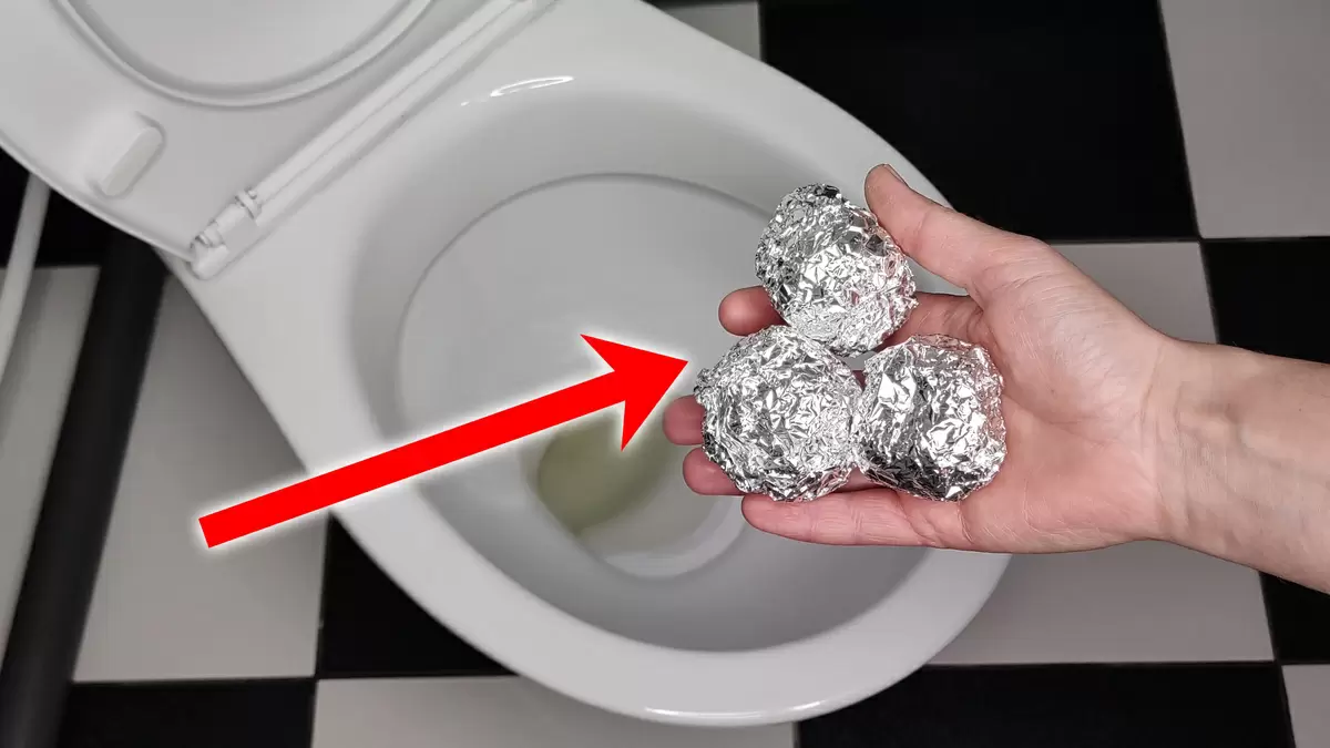 Эффективное средство для чистоты унитаза: простые шарики из алюминиевой фольги