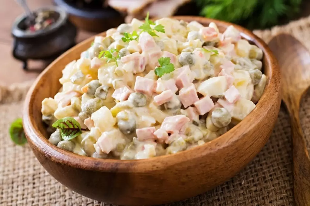 Какова стоимость традиционного оливье на Новый год