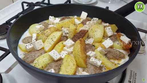 Сытный семейный ужин: картофель с котлетами в сливочном соусе