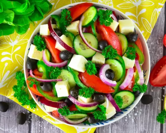 Греческий салат с брынзой: секреты приготовления, которые изменят ваше представление о вкусе