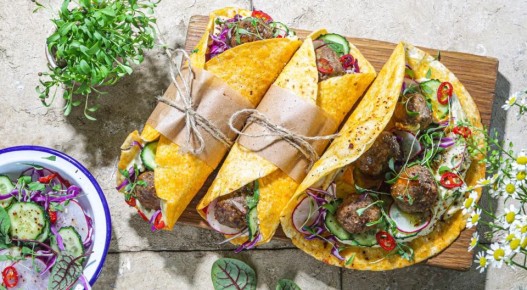 Лепешки с хумусом, тефтелями и овощами: удивительное сочетание