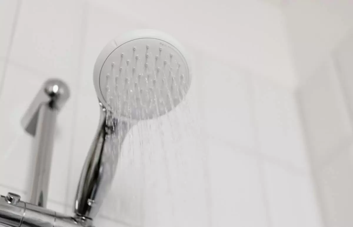 Эксперт объясняет, как быстро и эффективно очистить душевую лейку от бактерий