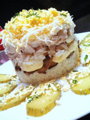 Идеальный слоеный салат с курицей и грибами