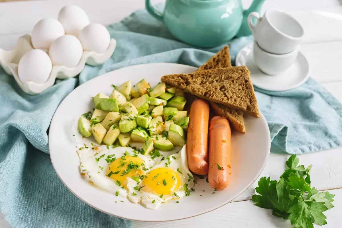 Глазунья с кабачками и сосисками: вкусный завтрак за 20 минут