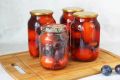 Как замариновать помидоры и сливы на зиму: оригинальный рецепт