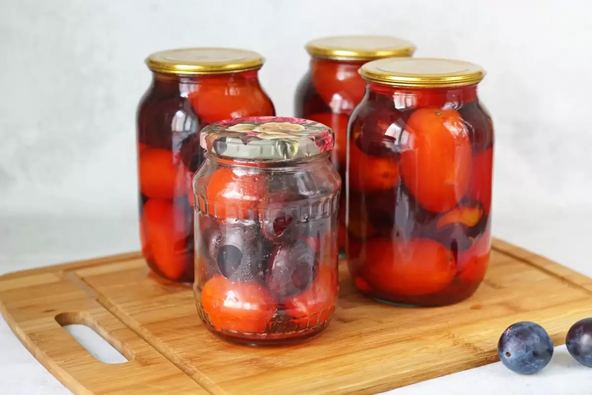 Как замариновать помидоры и сливы на зиму: оригинальный рецепт