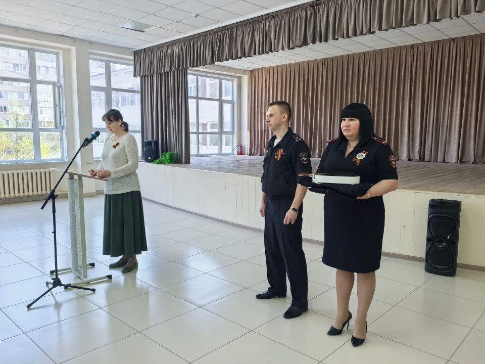 В Ульяновске сотрудники регионального УМВД передали форму учащимся полицейских классов, созданных под эгидой регионального УМВД В Ульяновске сотрудники регионального УМВД передали форму учащимся полицейских классов, созданных под эгидой регионального УМВД