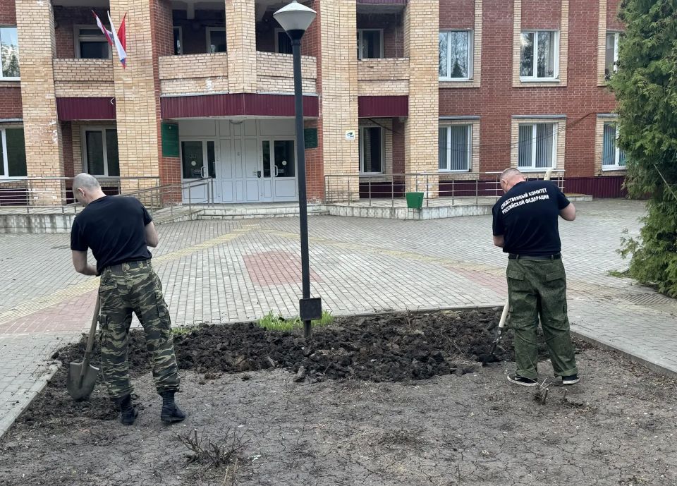 Сотрудники следственного управления приняли участие в благоустройстве территории республиканского госпиталя Сотрудники следственного управления приняли участие в благоустройстве территории республиканского госпиталя