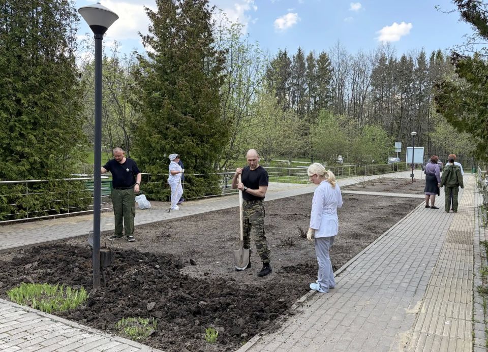 Сотрудники следственного управления приняли участие в благоустройстве территории республиканского госпиталя Сотрудники следственного управления приняли участие в благоустройстве территории республиканского госпиталя