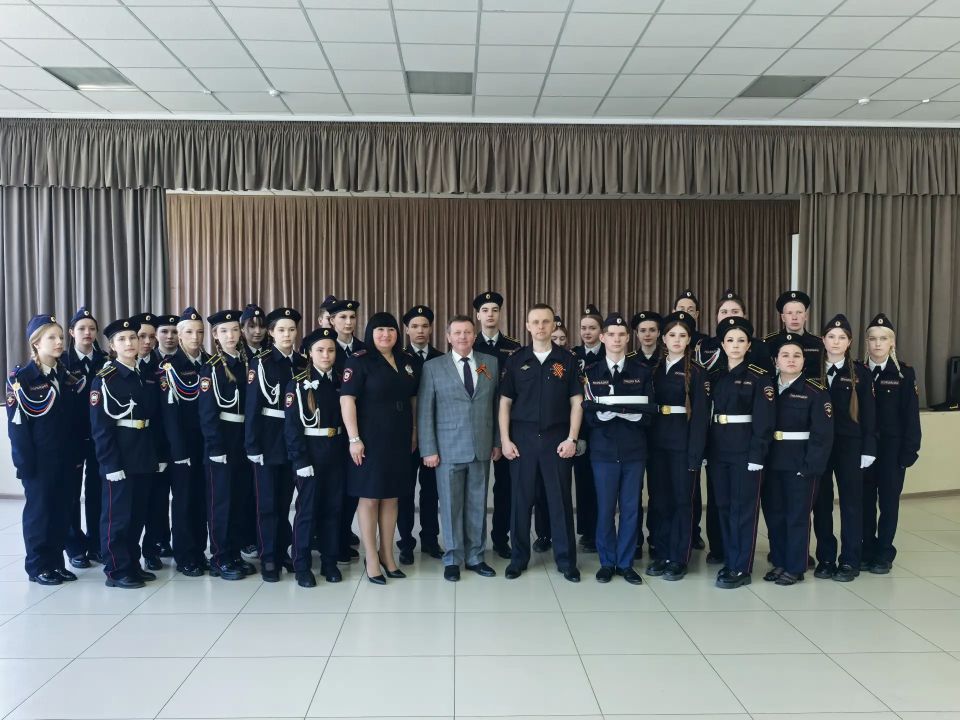 В Ульяновске сотрудники регионального УМВД передали форму учащимся полицейских классов, созданных под эгидой регионального УМВД В Ульяновске сотрудники регионального УМВД передали форму учащимся полицейских классов, созданных под эгидой регионального УМВД