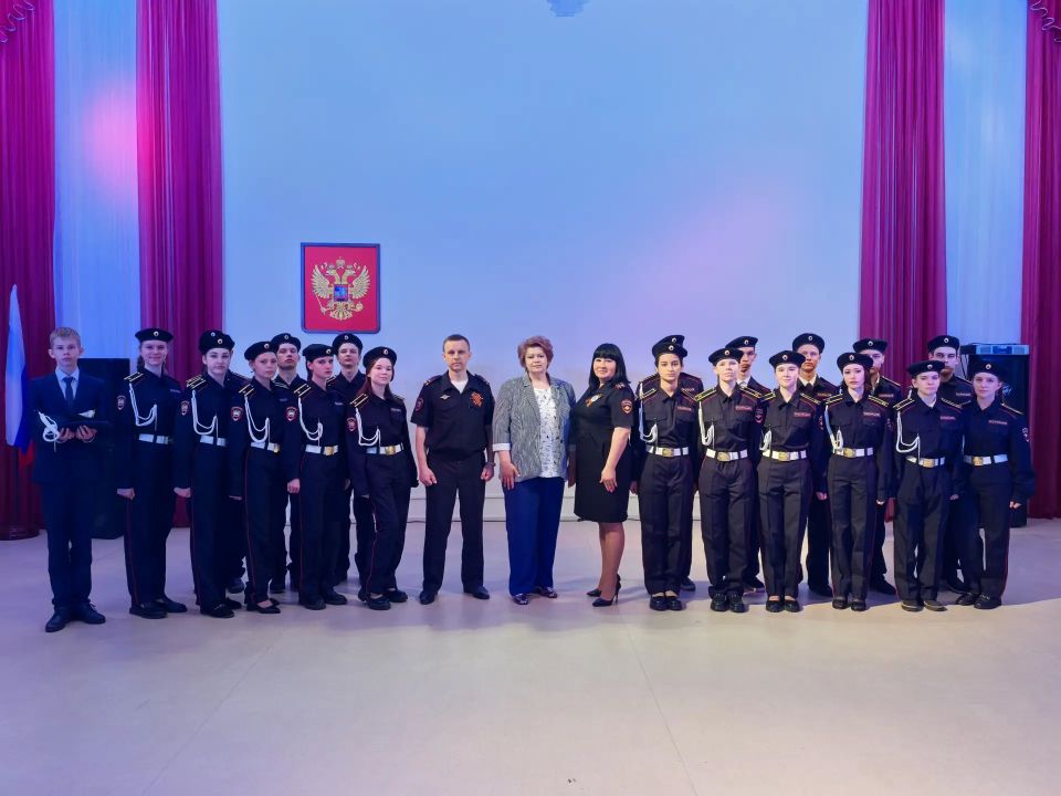 В Ульяновске сотрудники регионального УМВД передали форму учащимся полицейских классов, созданных под эгидой регионального УМВД В Ульяновске сотрудники регионального УМВД передали форму учащимся полицейских классов, созданных под эгидой регионального УМВД