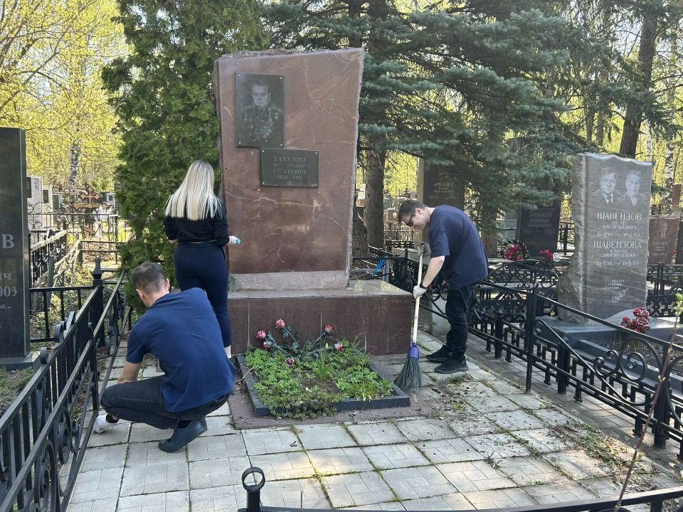 В преддверии Дня Победы сотрудники МВД по Республике Мордовия посетили городское кладбище, где привели в порядок мемориальные плиты, установленные в честь сотрудников органов внутренних дел В преддверии Дня Победы сотрудники МВД по Республике Мордовия посетили городское кладбище, где привели в порядок мемориальные плиты, установленные в честь сотрудников органов внутренних дел