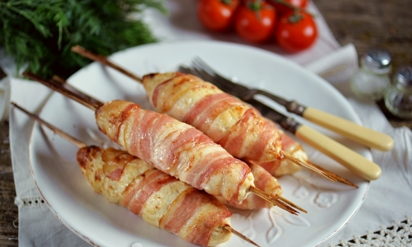 Куриное эскимо в беконе: кулинарный хит для всей семьи