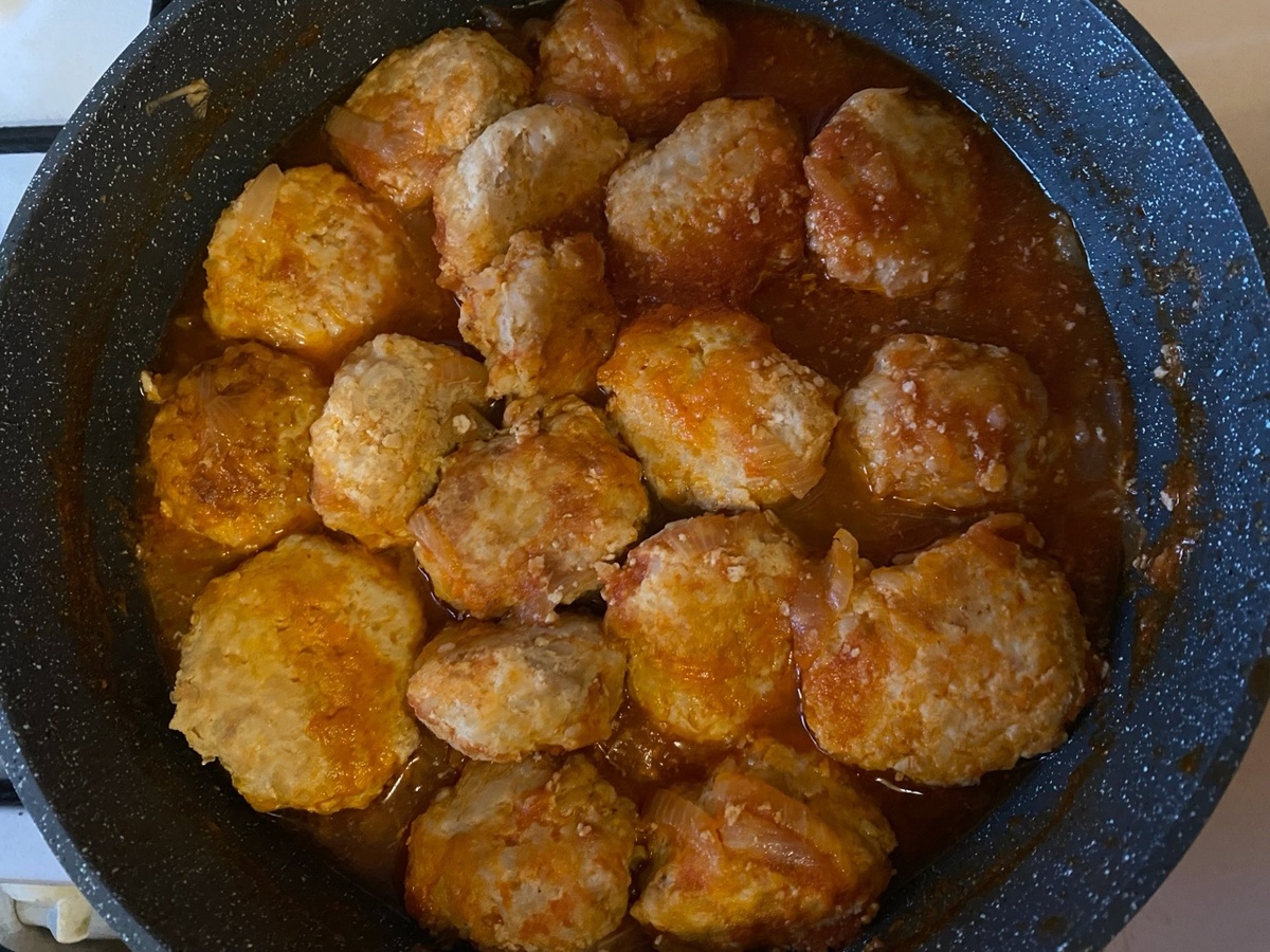 Ежики из фарша с рисом: быстро, вкусно и с изюминкой