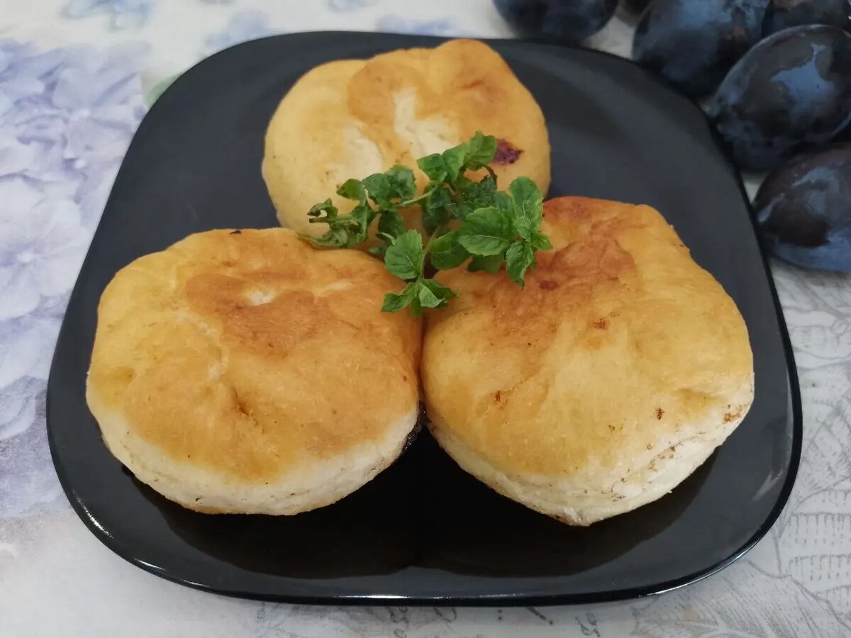 Сладкая симфония во вкусе: жареные пирожки со сливами