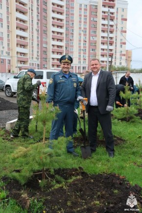 В честь непобедимого адмирала: сотрудники ГУ МЧС России по Республике Мордовия высадили аллею к юбилею канонизации Ушакова